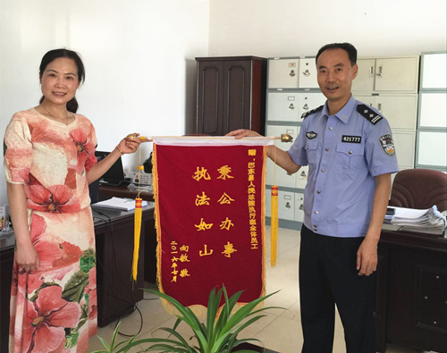 送锦旗_副本2.jpg 送锦旗_副本2.jpg