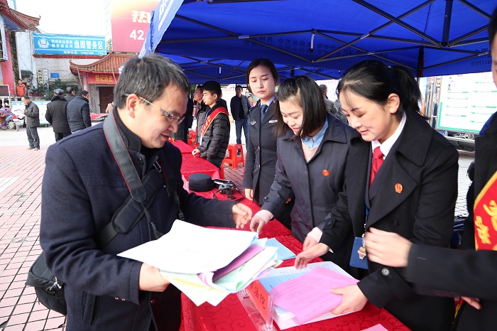 宪法日活动图五:其他普法单位前来学习.JPG