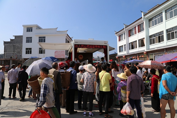 利川市法院首次启动巡回审判车办案，“家门口”开庭效果好（汪小月）.JPG