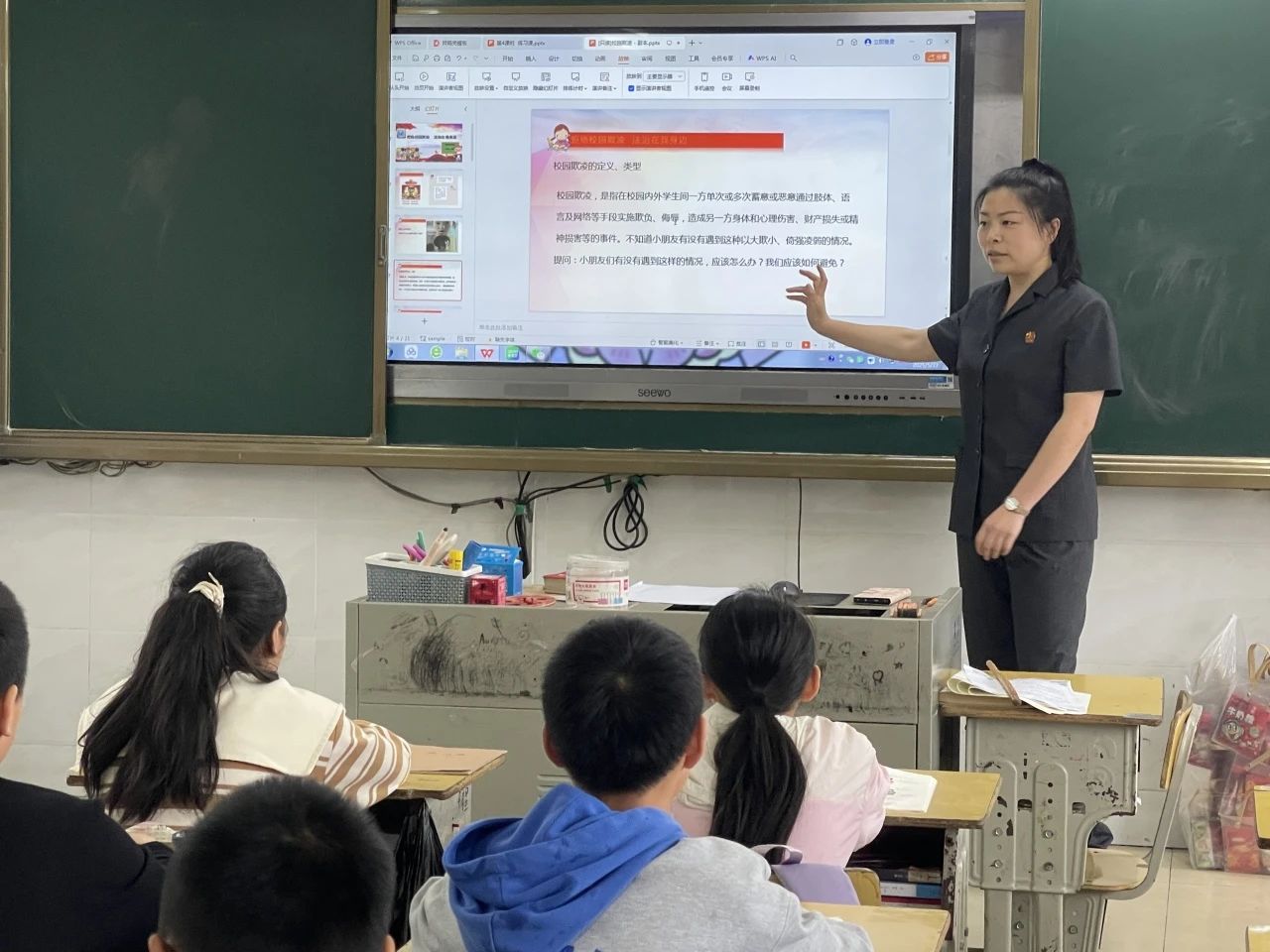 法治进校园-杨蕾.jpg 法治进校园-杨蕾.jpg